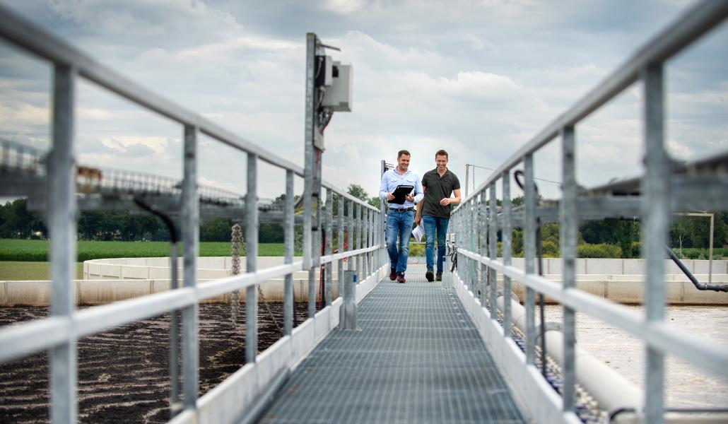 Overleg adviseur met boer op locatie