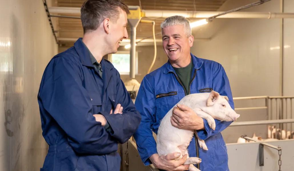 Adviseur op locatie bij boer